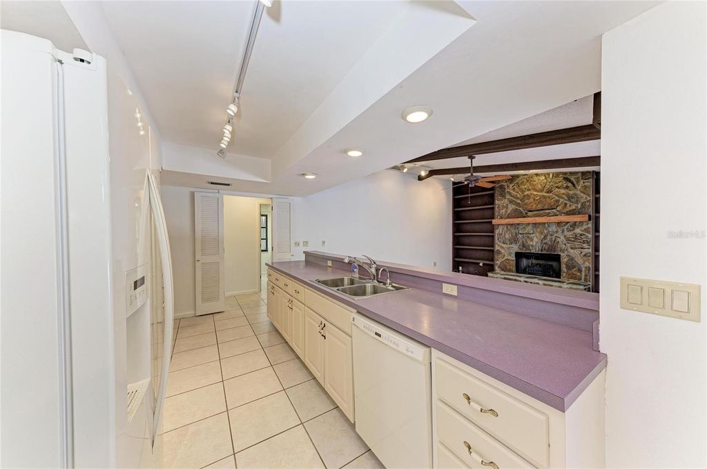 Image 16 of property listing at 4242 DRYDEN CIRCLE, Sarasota, FL 34241
