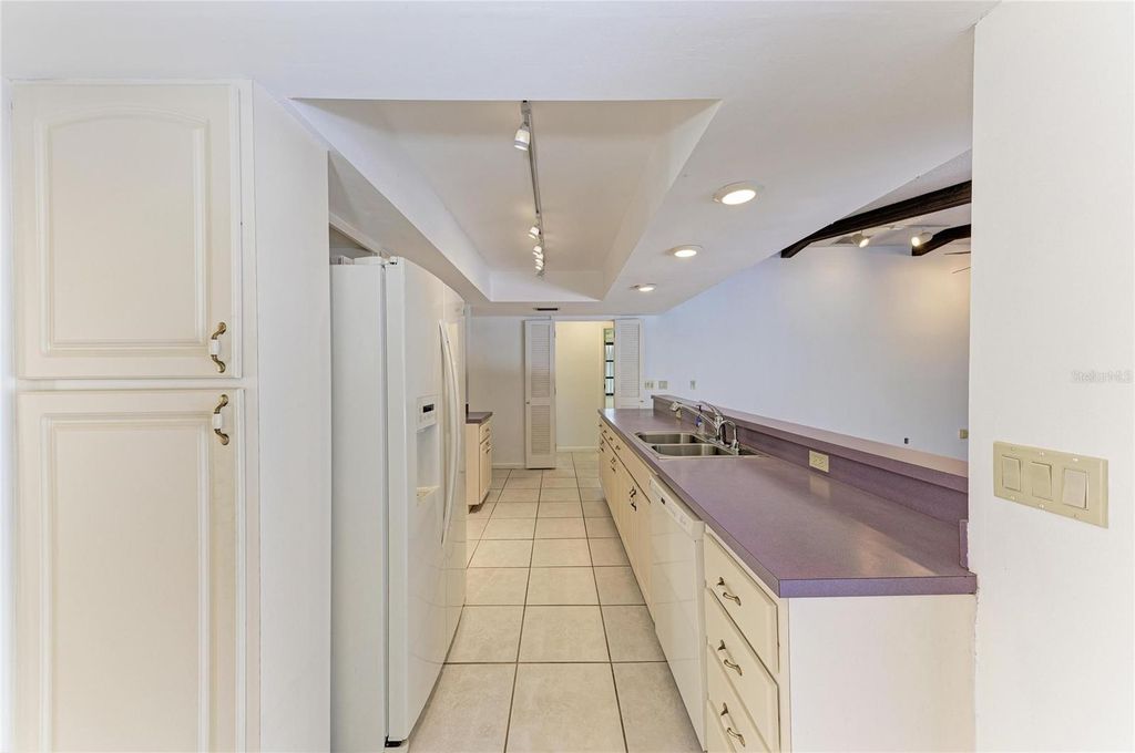 Image 17 of property listing at 4242 DRYDEN CIRCLE, Sarasota, FL 34241