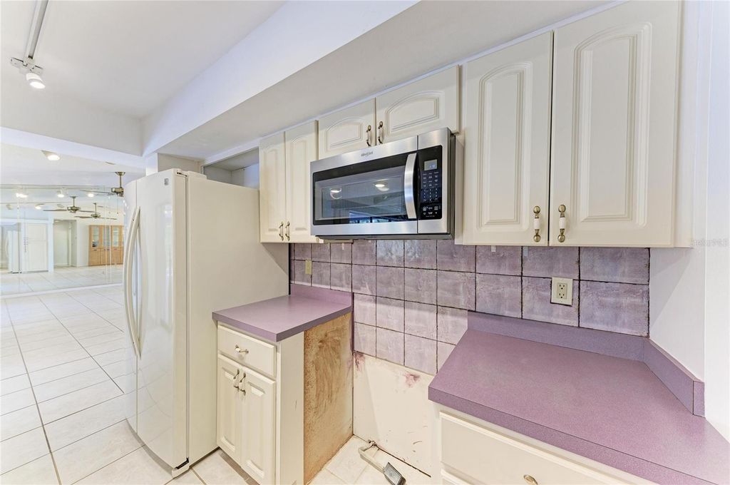Image 18 of property listing at 4242 DRYDEN CIRCLE, Sarasota, FL 34241