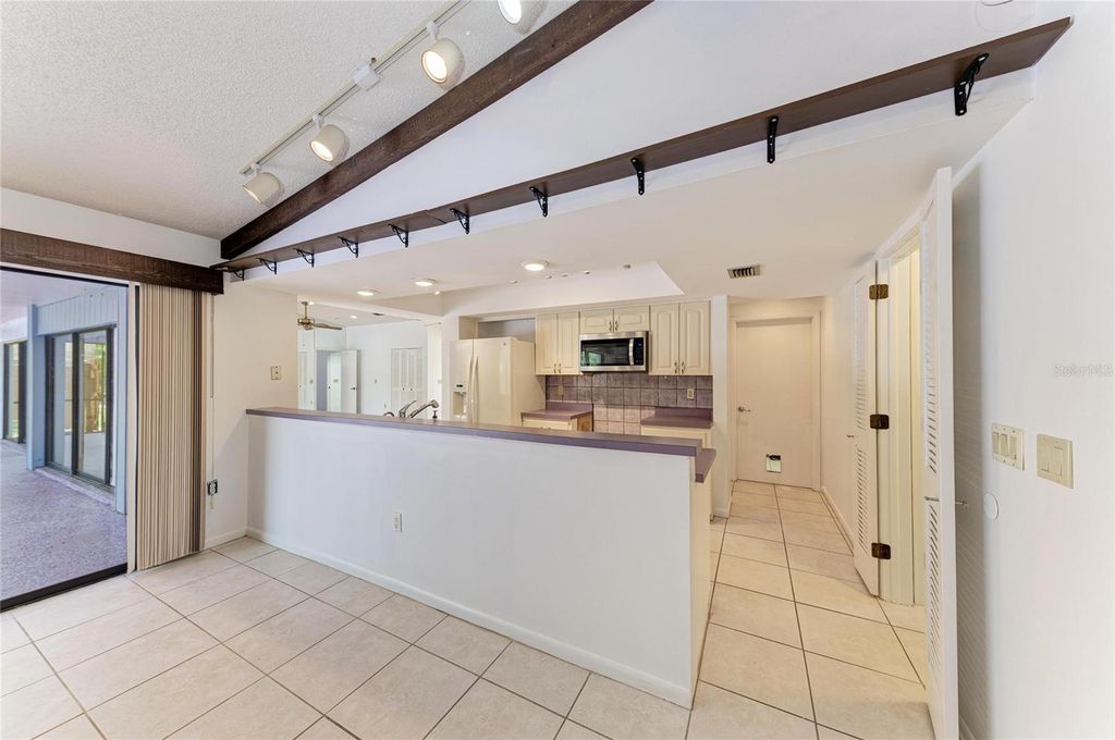 Image 20 of property listing at 4242 DRYDEN CIRCLE, Sarasota, FL 34241