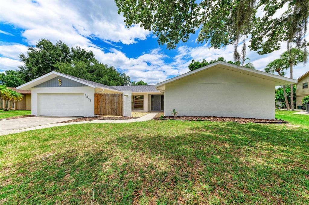 Image 3 of property listing at 4242 DRYDEN CIRCLE, Sarasota, FL 34241