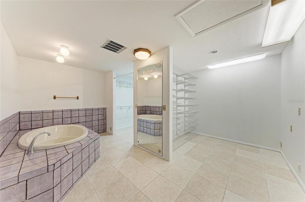 Image 30 of property listing at 4242 DRYDEN CIRCLE, Sarasota, FL 34241