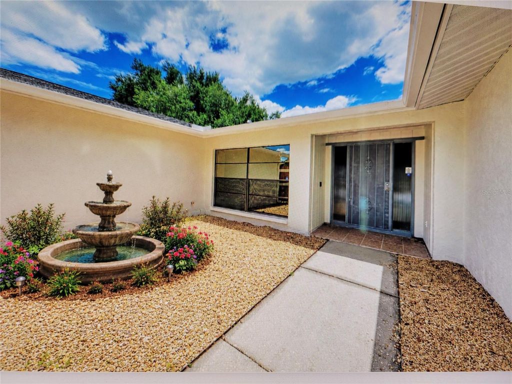 Image 4 of property listing at 4242 DRYDEN CIRCLE, Sarasota, FL 34241