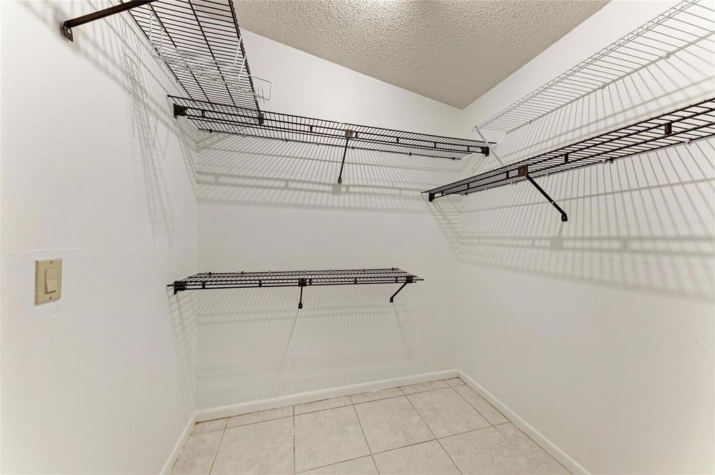 Image 33 of property listing at 4242 DRYDEN CIRCLE, Sarasota, FL 34241