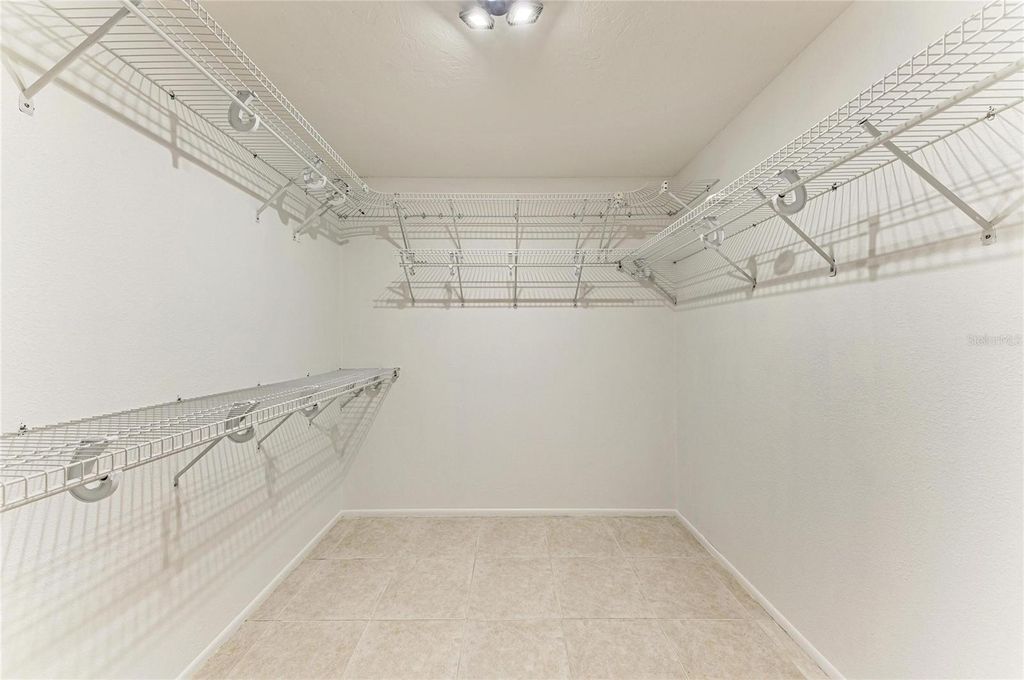 Image 34 of property listing at 4242 DRYDEN CIRCLE, Sarasota, FL 34241