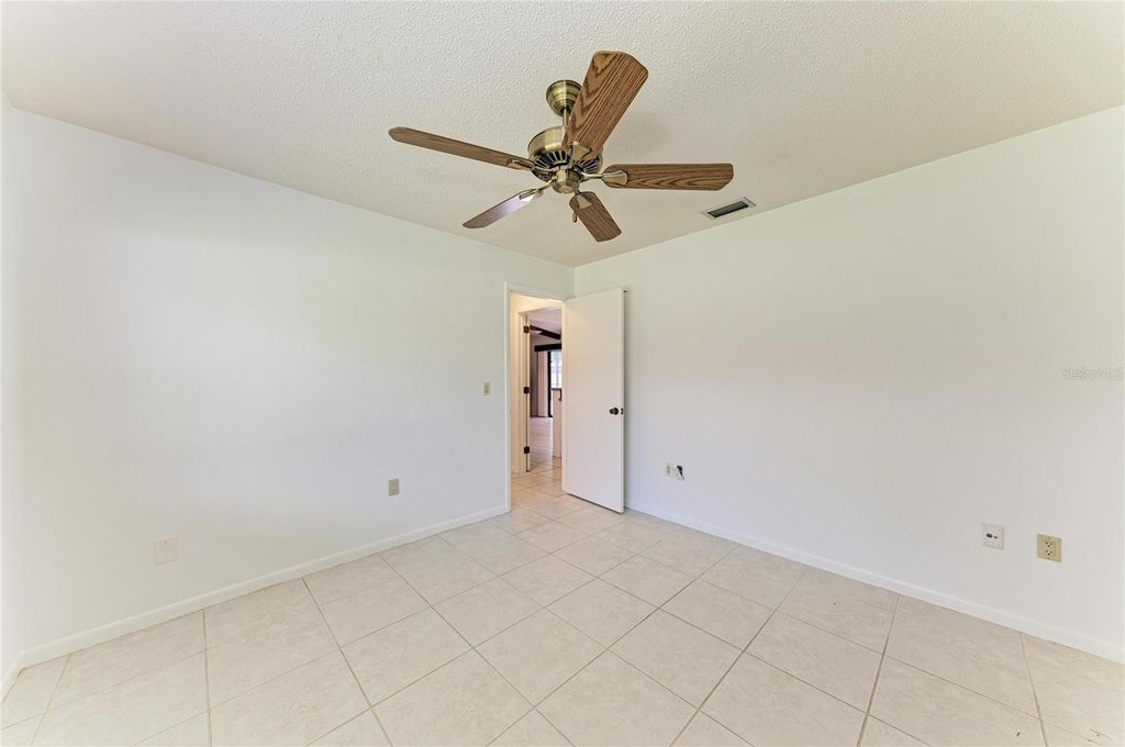 Image 37 of property listing at 4242 DRYDEN CIRCLE, Sarasota, FL 34241
