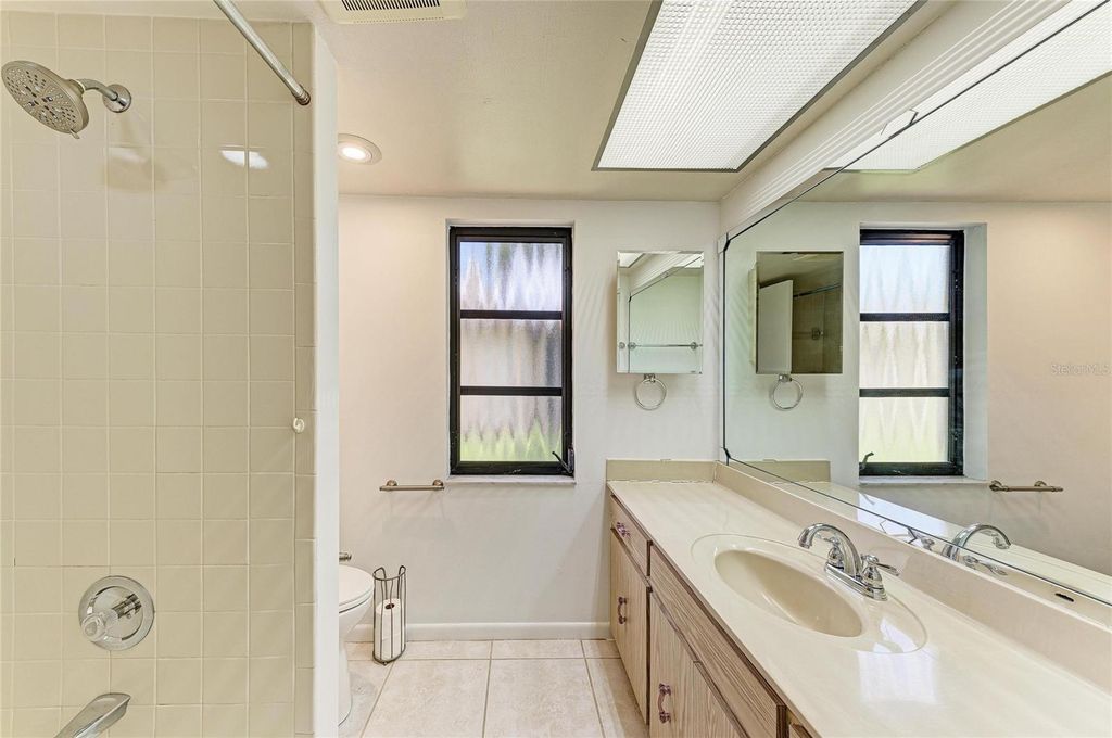 Image 38 of property listing at 4242 DRYDEN CIRCLE, Sarasota, FL 34241
