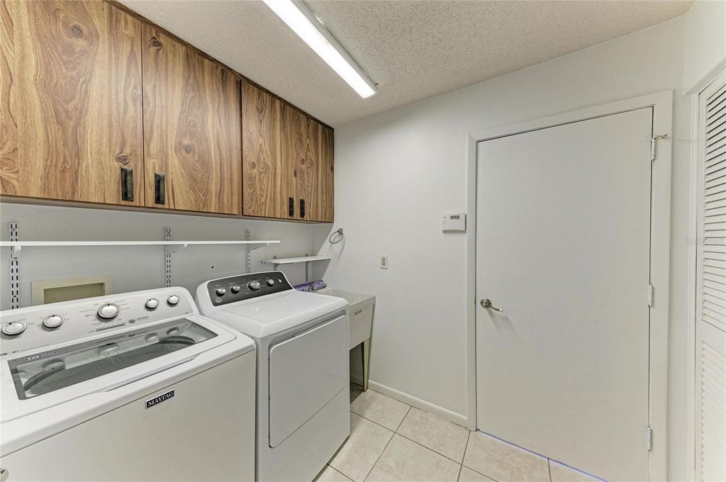 Image 42 of property listing at 4242 DRYDEN CIRCLE, Sarasota, FL 34241
