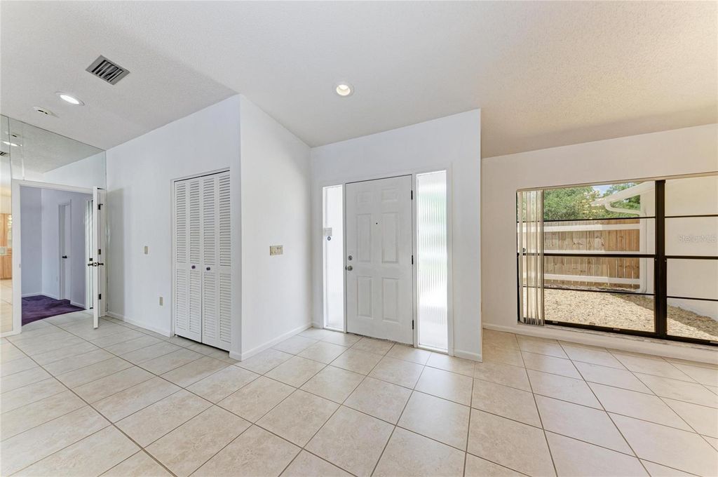 Image 7 of property listing at 4242 DRYDEN CIRCLE, Sarasota, FL 34241