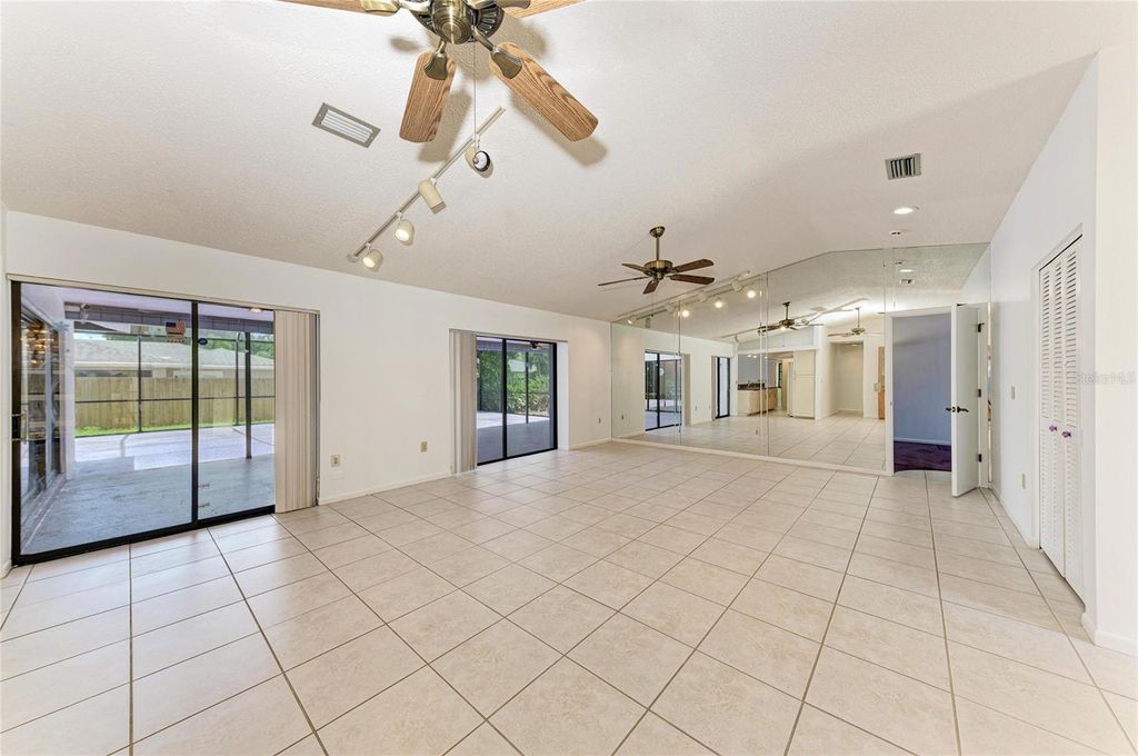 Image 8 of property listing at 4242 DRYDEN CIRCLE, Sarasota, FL 34241