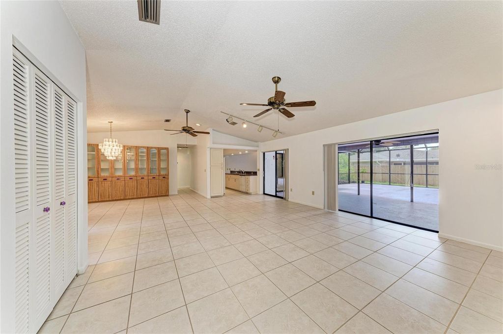 Image 9 of property listing at 4242 DRYDEN CIRCLE, Sarasota, FL 34241