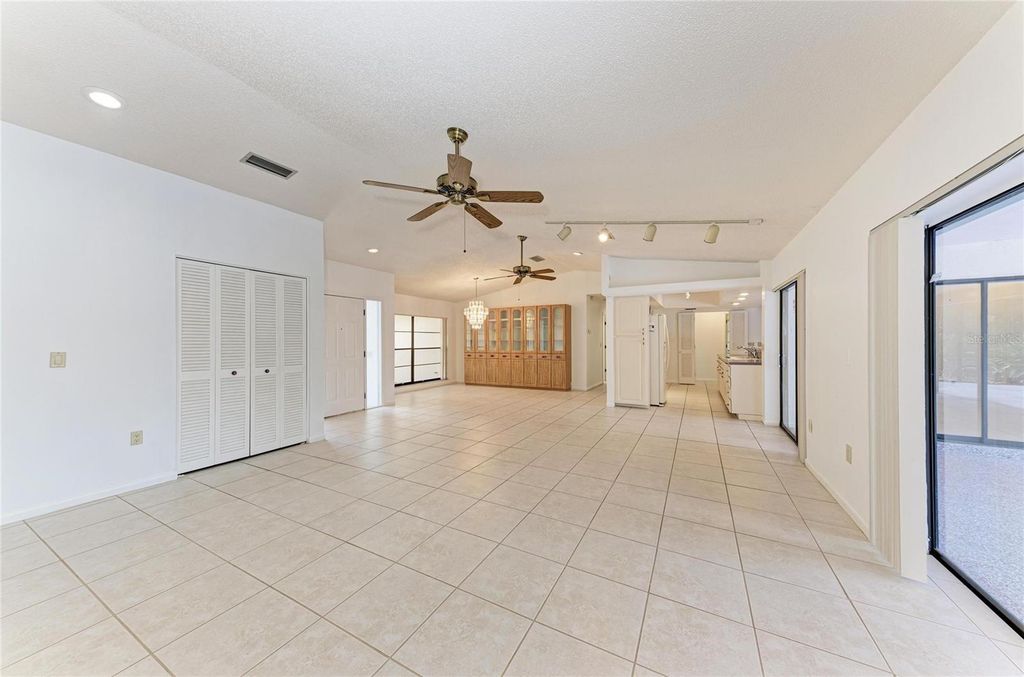 Image 10 of property listing at 4242 DRYDEN CIRCLE, Sarasota, FL 34241