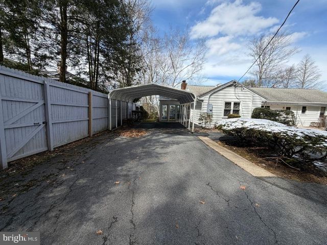 1527 OAK RD, Pottsville, PA 17901