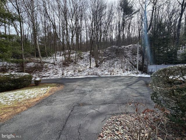 1527 OAK RD, Pottsville, PA 17901