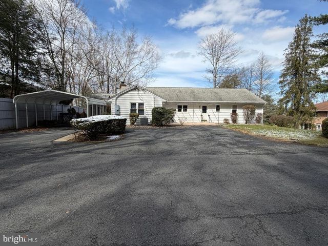 1527 OAK RD, Pottsville, PA 17901