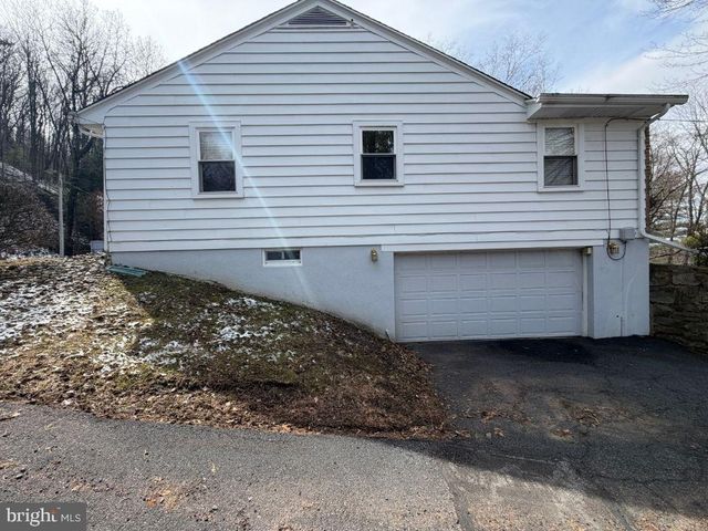 1527 OAK RD, Pottsville, PA 17901