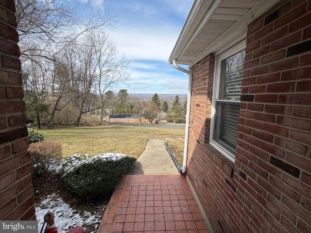 1527 OAK RD, Pottsville, PA 17901