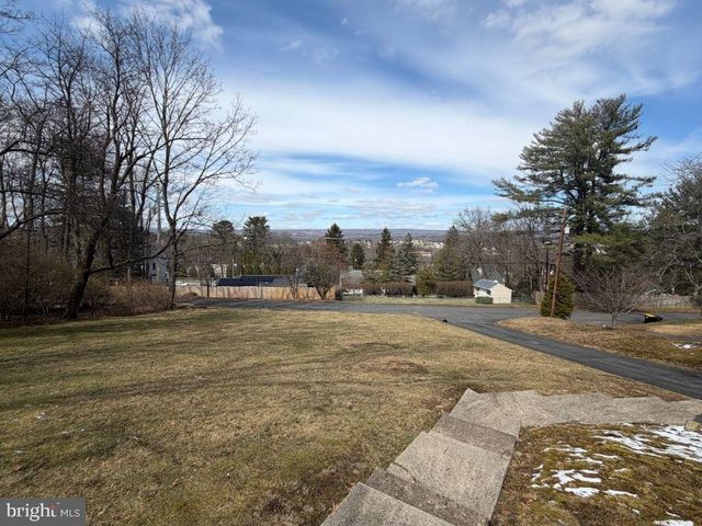 1527 OAK RD, Pottsville, PA 17901