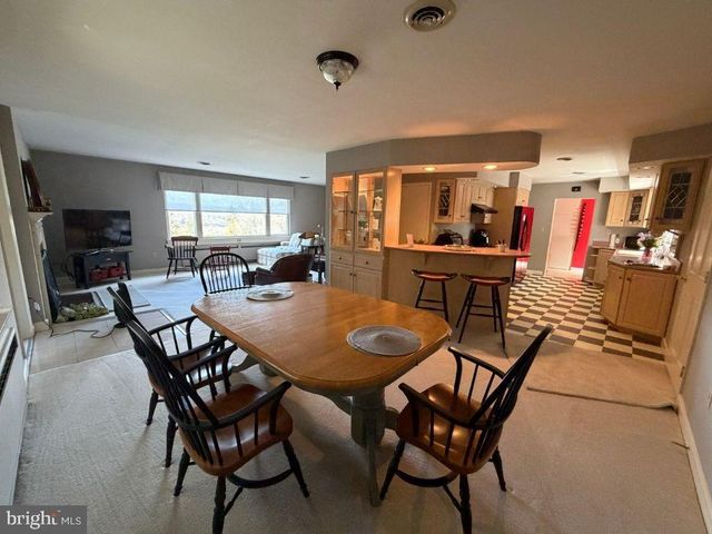 1527 OAK RD, Pottsville, PA 17901