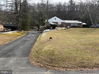 1527 OAK RD, Pottsville, PA 17901