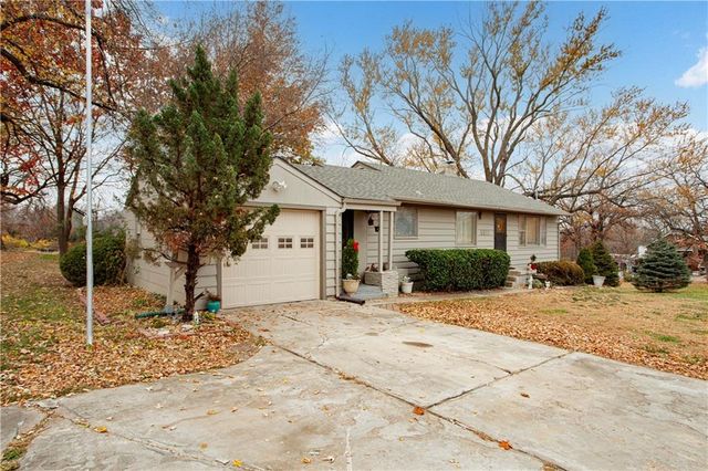 6811 Blue Parkway, Kansas City, MO 64129