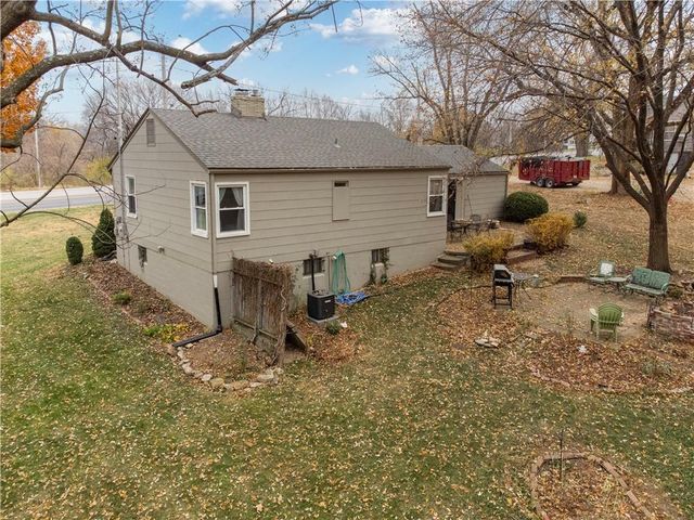 6811 Blue Parkway, Kansas City, MO 64129