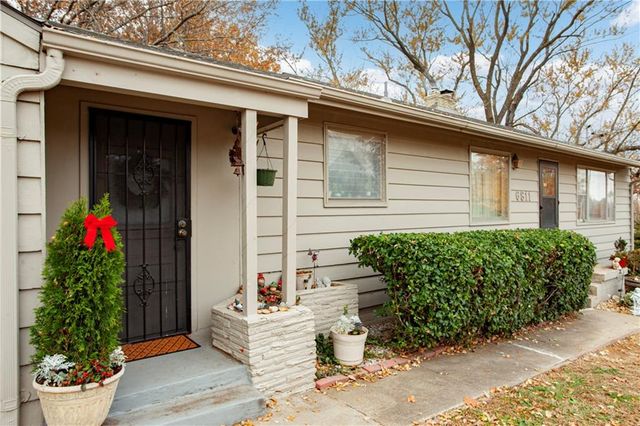 6811 Blue Parkway, Kansas City, MO 64129