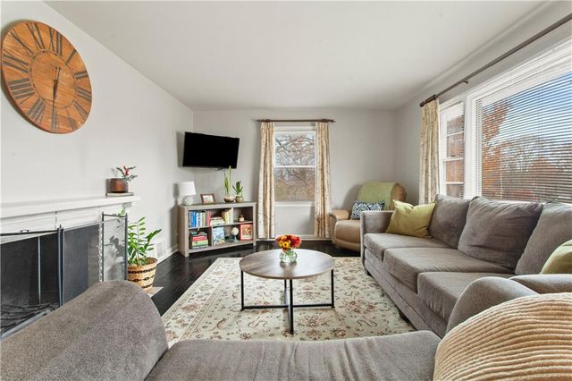 6811 Blue Parkway, Kansas City, MO 64129