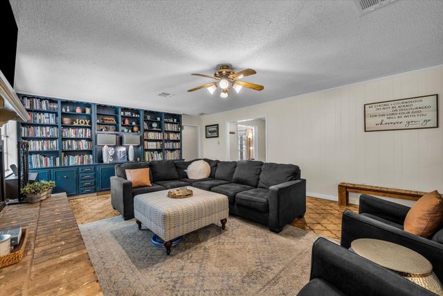 1208 Knotty Oaks Drive, Woodway, TX 76712