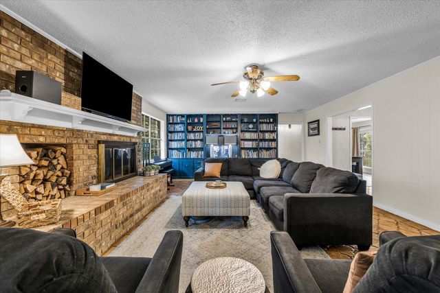1208 Knotty Oaks Drive, Woodway, TX 76712