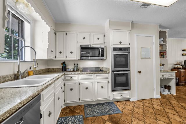 1208 Knotty Oaks Drive, Woodway, TX 76712