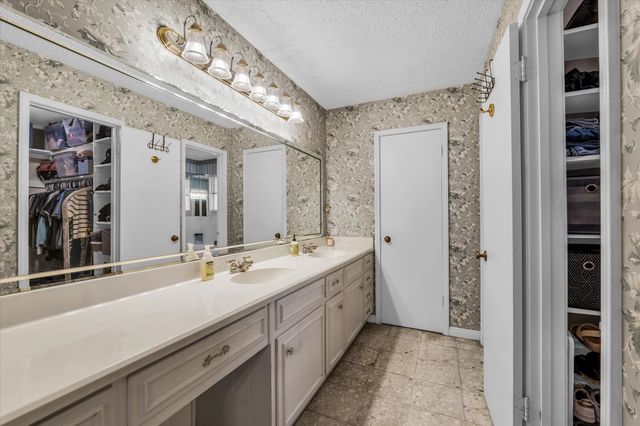 1208 Knotty Oaks Drive, Woodway, TX 76712