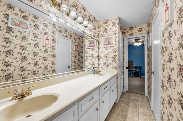 1208 Knotty Oaks Drive, Woodway, TX 76712