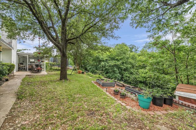 1208 Knotty Oaks Drive, Woodway, TX 76712