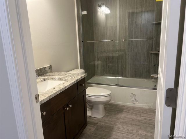 4114 Secluded Pines Dr, Sterling Heights, MI 48314