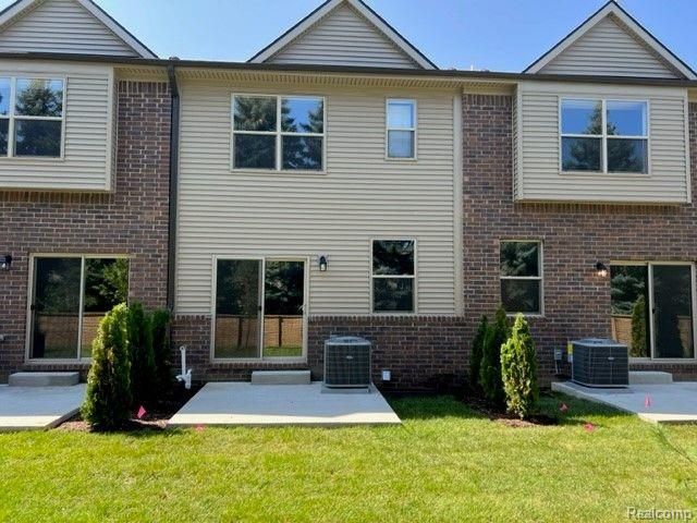 4114 Secluded Pines Dr, Sterling Heights, MI 48314