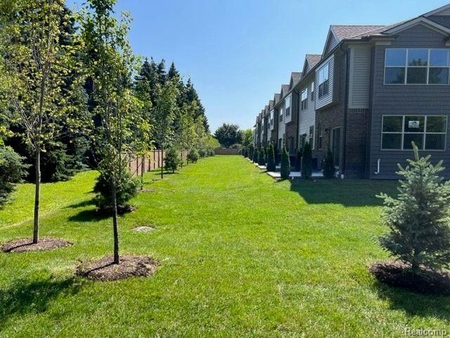 4114 Secluded Pines Dr, Sterling Heights, MI 48314