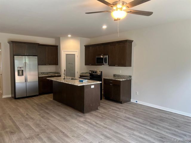 4114 Secluded Pines Dr, Sterling Heights, MI 48314