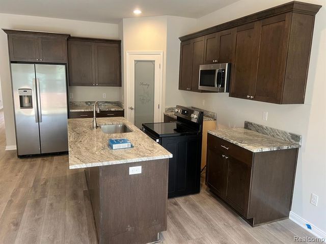 4114 Secluded Pines Dr, Sterling Heights, MI 48314