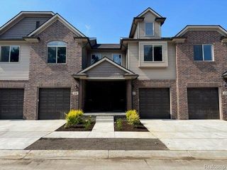 4114 Secluded Pines Dr, Sterling Heights, MI 48314