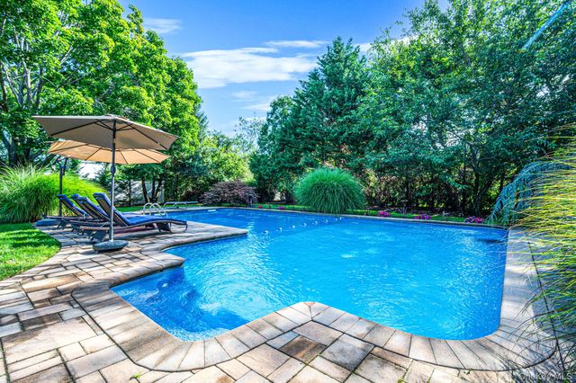 64 Plymouth Avenue, Mount Sinai, NY 11766