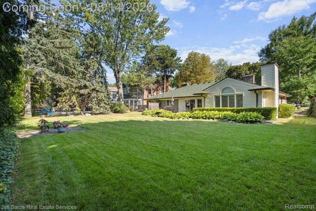 29 Hampton Road, Village Of Grosse Pointe Shores, MI 48236
