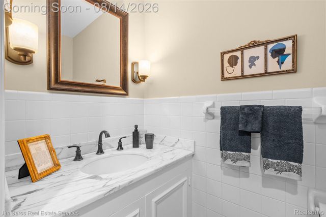 29 Hampton Road, Village Of Grosse Pointe Shores, MI 48236