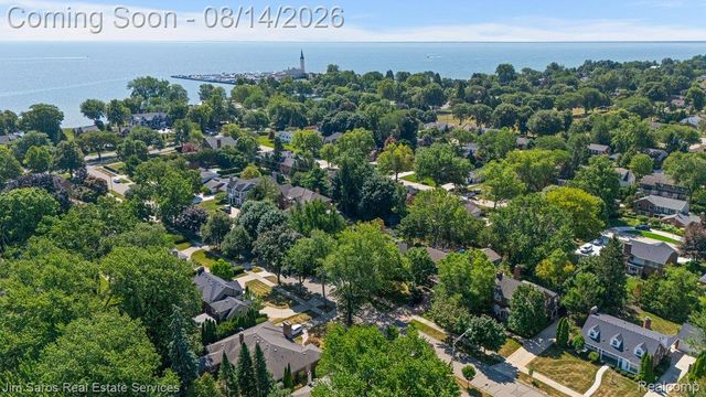29 Hampton Road, Village Of Grosse Pointe Shores, MI 48236