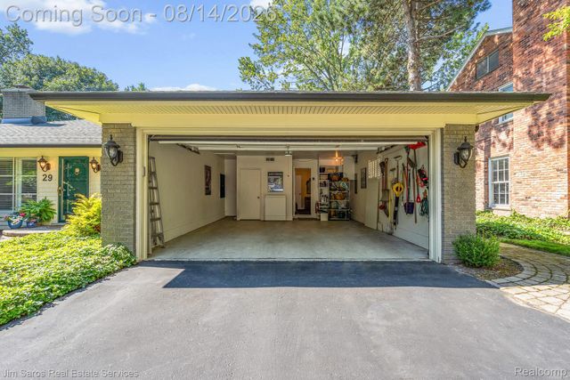 29 Hampton Road, Village Of Grosse Pointe Shores, MI 48236