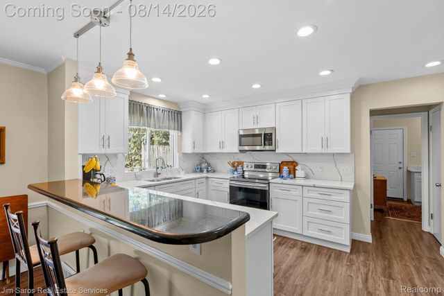 29 Hampton Road, Village Of Grosse Pointe Shores, MI 48236