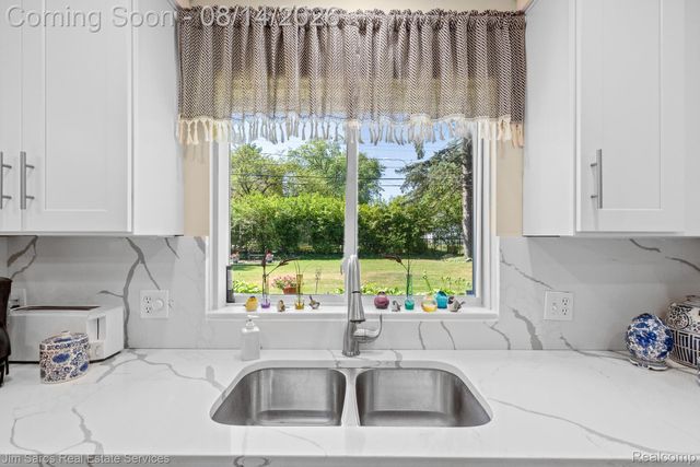 29 Hampton Road, Village Of Grosse Pointe Shores, MI 48236