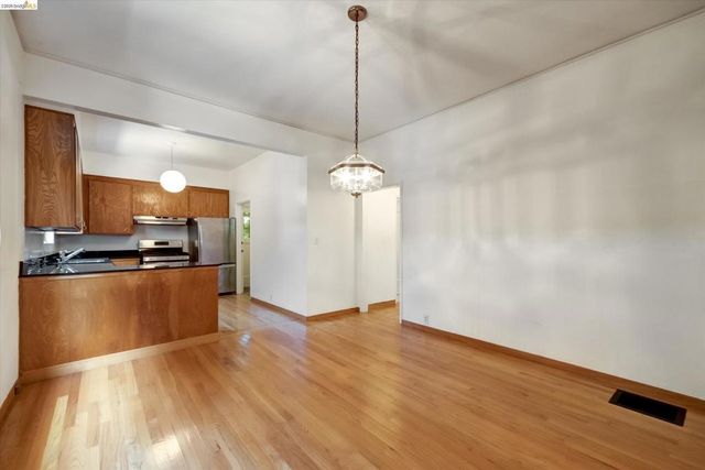 5570 Taft Ave, Oakland, CA 94618