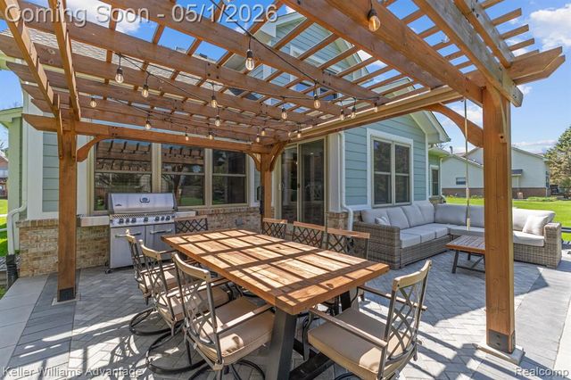 8200 Carpathian Drive, White Lake, MI 48386