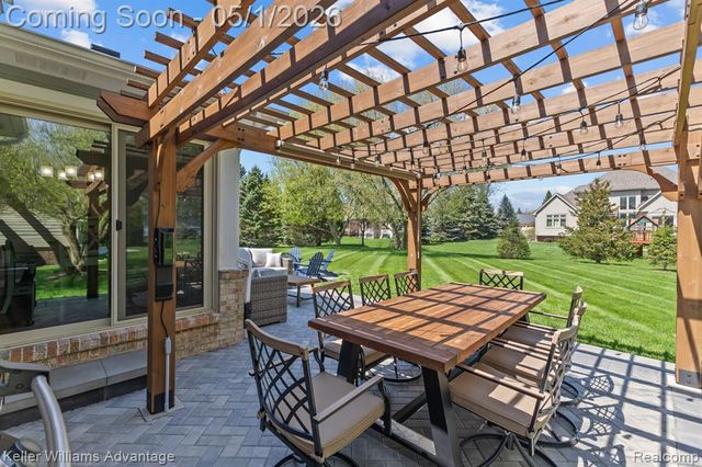 8200 Carpathian Drive, White Lake, MI 48386